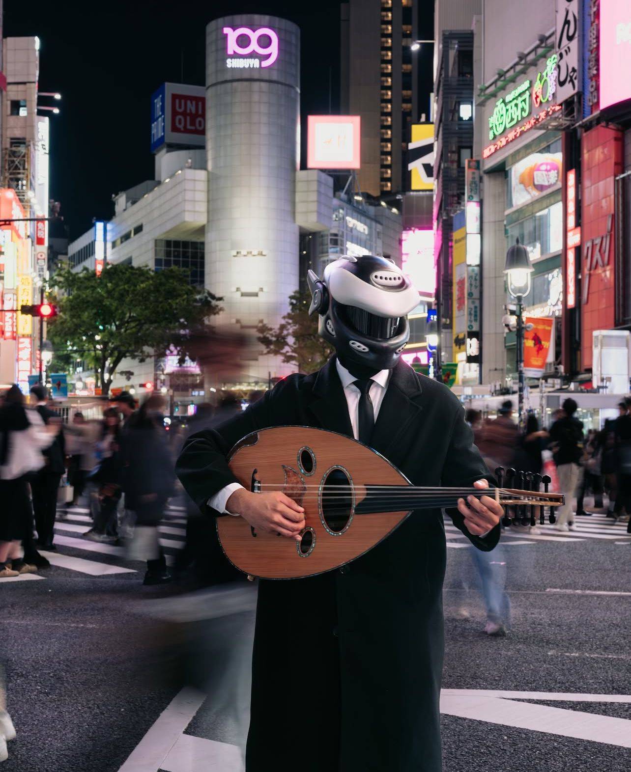 خلف الخوذة.. "يد العود": الغموض يفتح الباب.. والموسيقى هي ما يبقى بذاكرة الجمهور