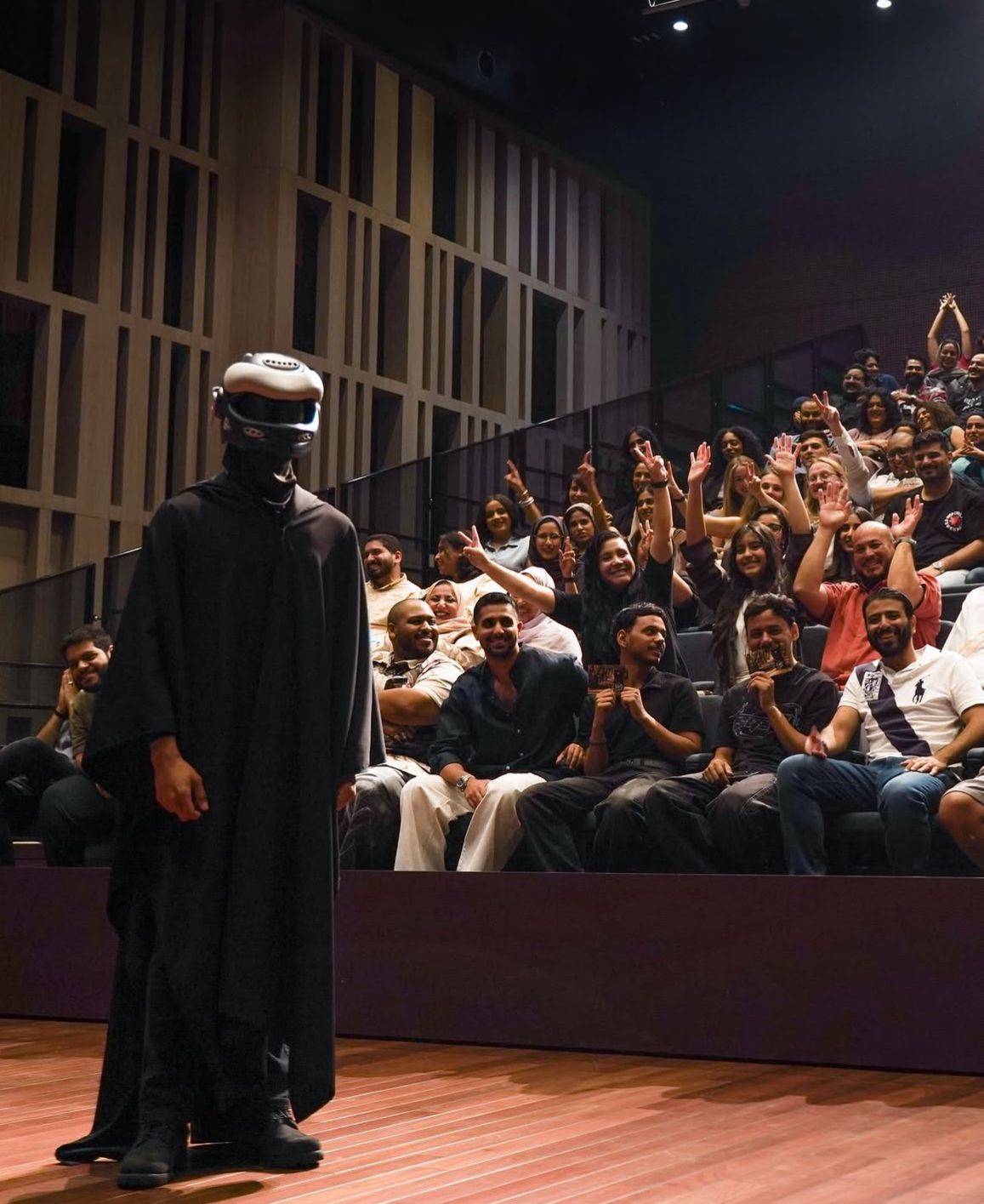 خلف الخوذة.. "يد العود": الغموض يفتح الباب.. والموسيقى هي ما يبقى بذاكرة الجمهور