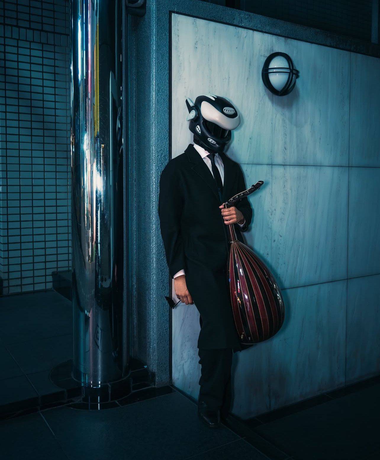 خلف الخوذة.. "يد العود": الغموض يفتح الباب.. والموسيقى هي ما يبقى بذاكرة الجمهور