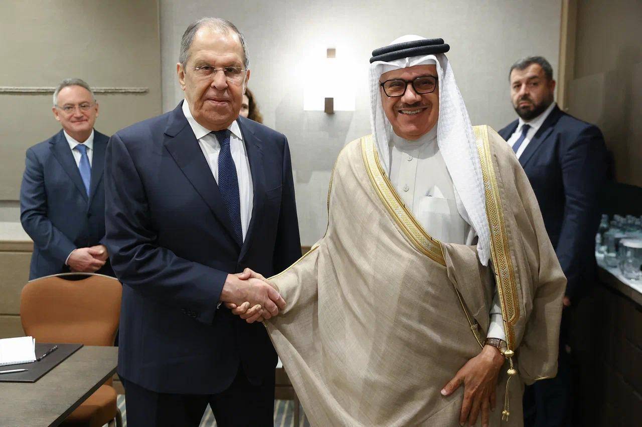 وزير الخارجية يجتمع مع وزير الخارجية في روسيا الاتحادية