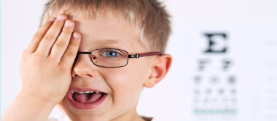 كيف تكتشف ضعف النظر عند الأطفال مبكرًا.. علامات لا تتجاهلها