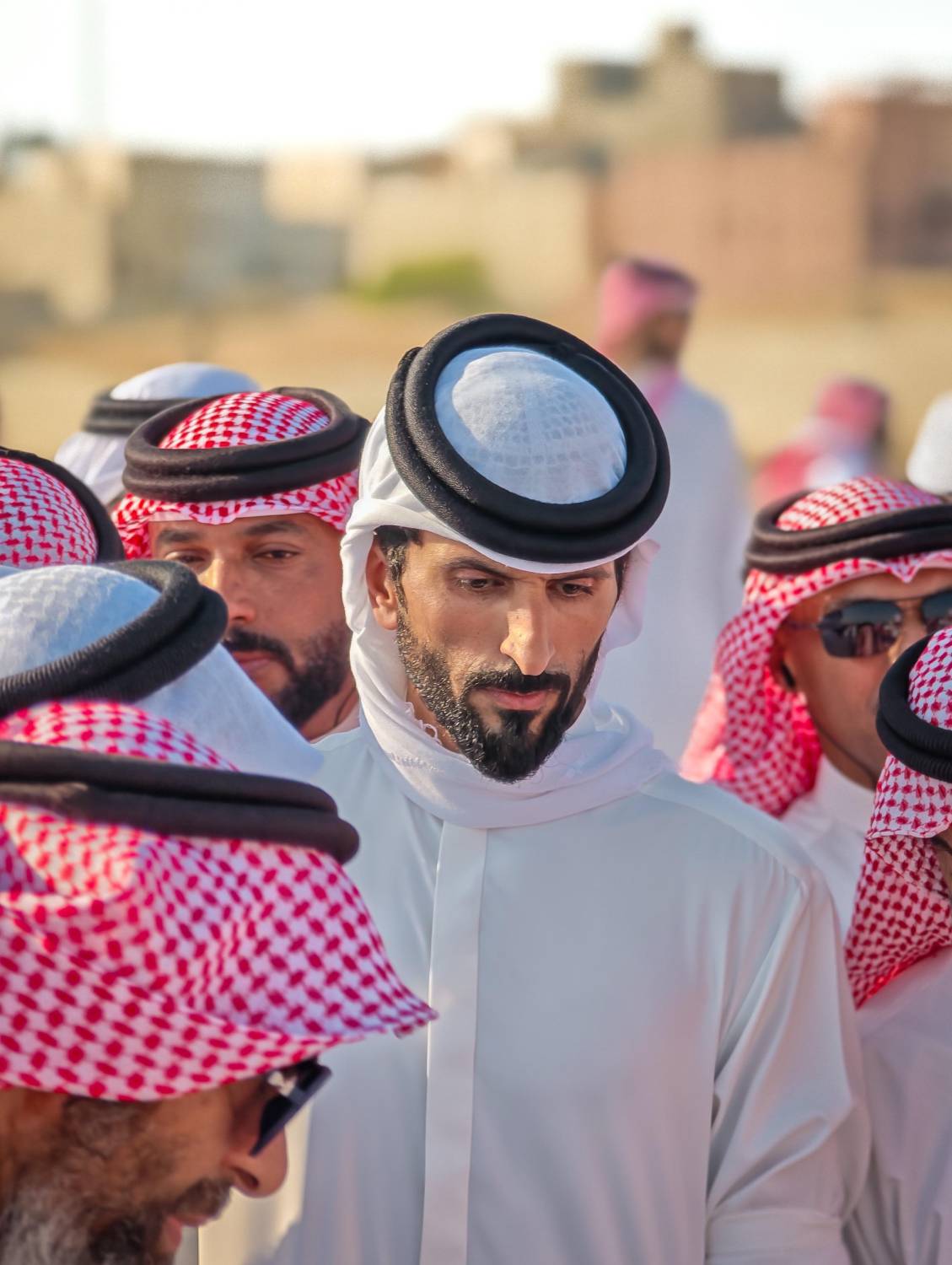 ناصر بن حمد يشارك في مراسم دفن الفقيد ماجد بن صياح العلاق النعيمي