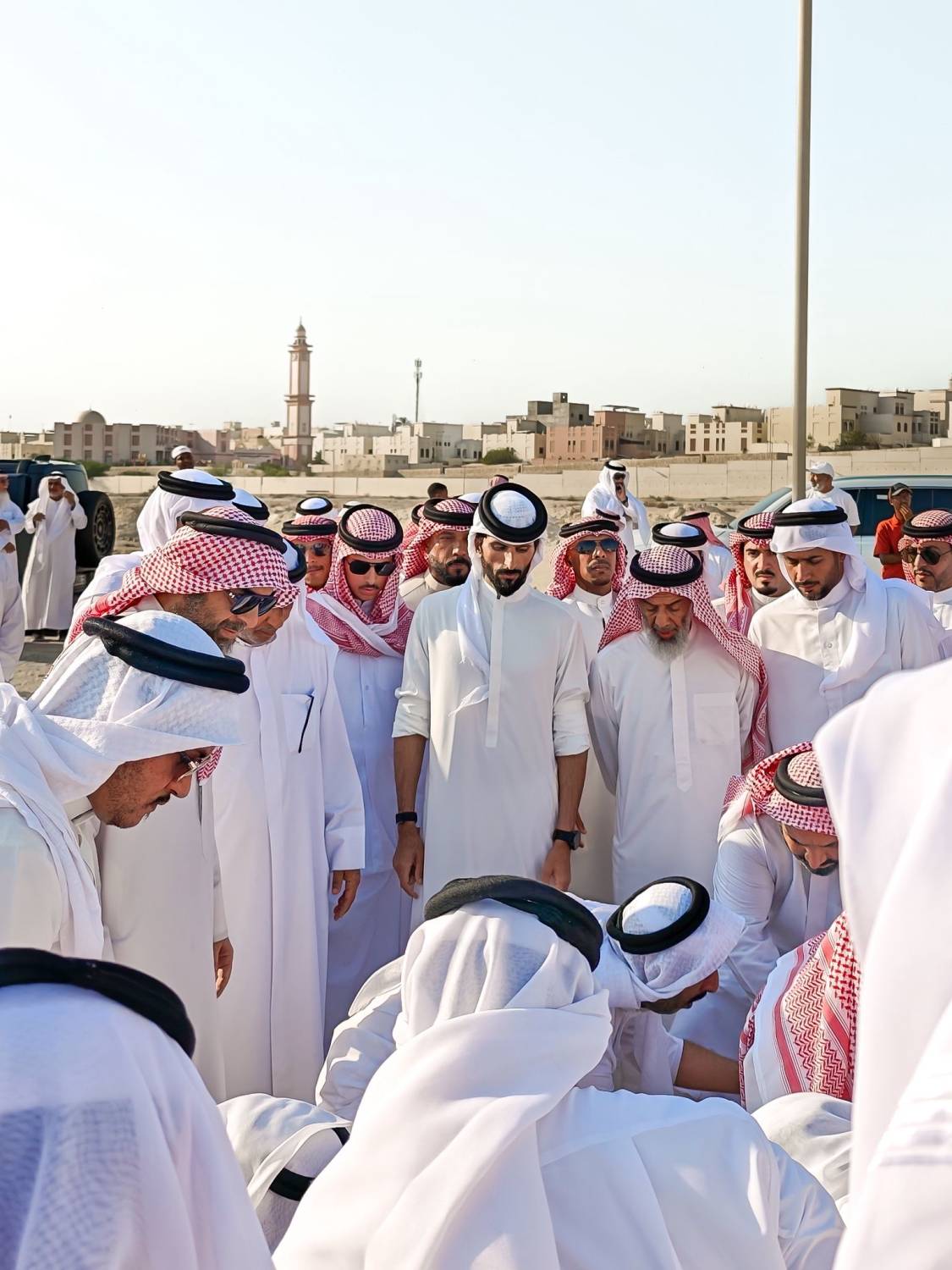 ناصر بن حمد يشارك في مراسم دفن الفقيد ماجد بن صياح العلاق النعيمي