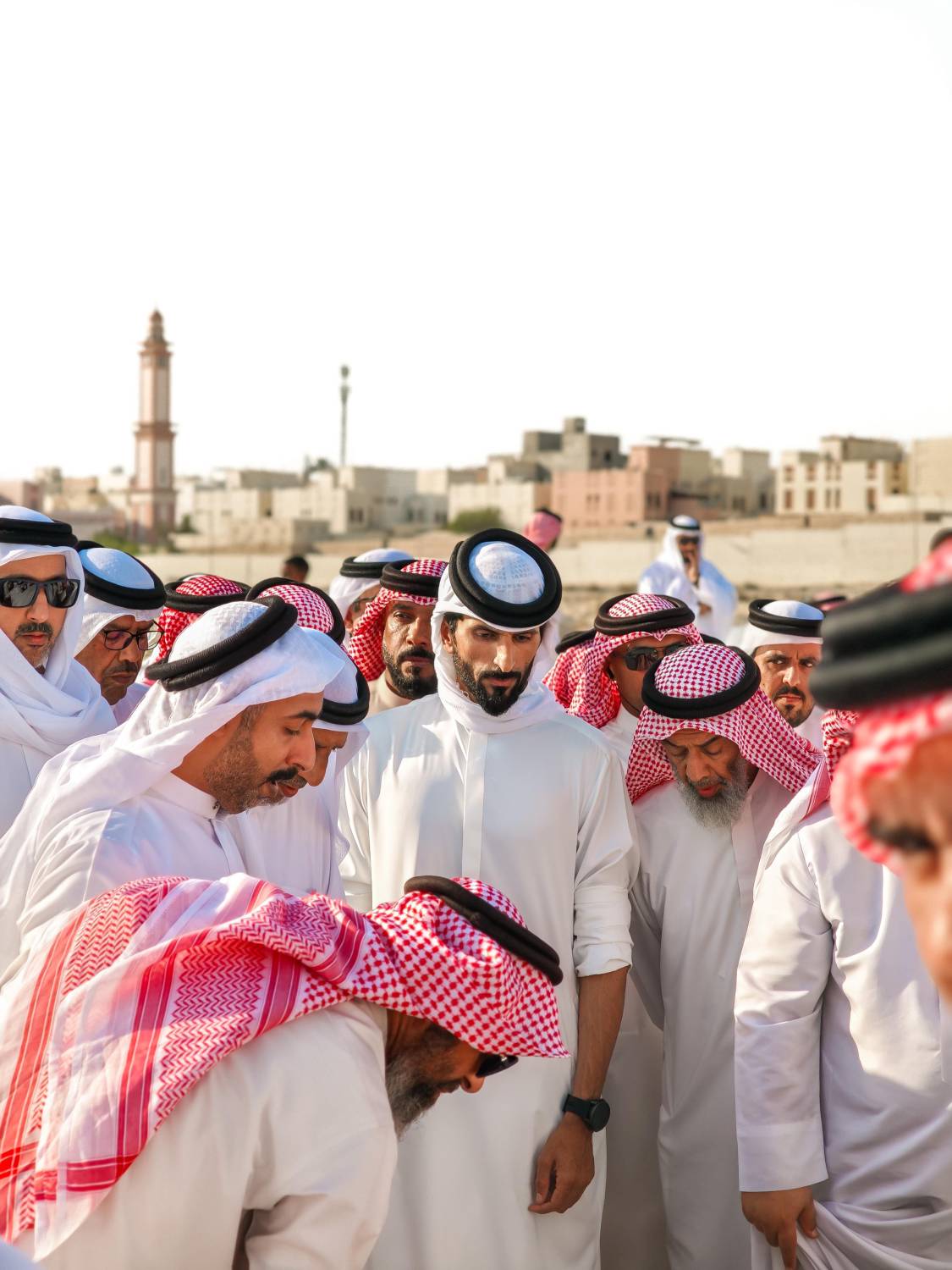ناصر بن حمد يشارك في مراسم دفن الفقيد ماجد بن صياح العلاق النعيمي