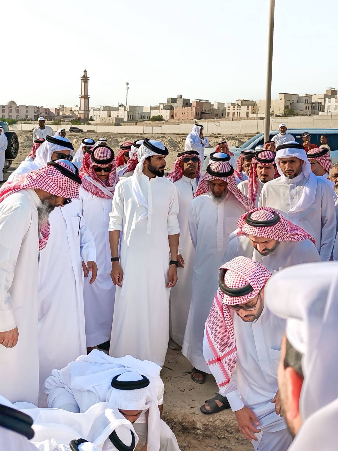 ناصر بن حمد يشارك في مراسم دفن الفقيد ماجد بن صياح العلاق النعيمي