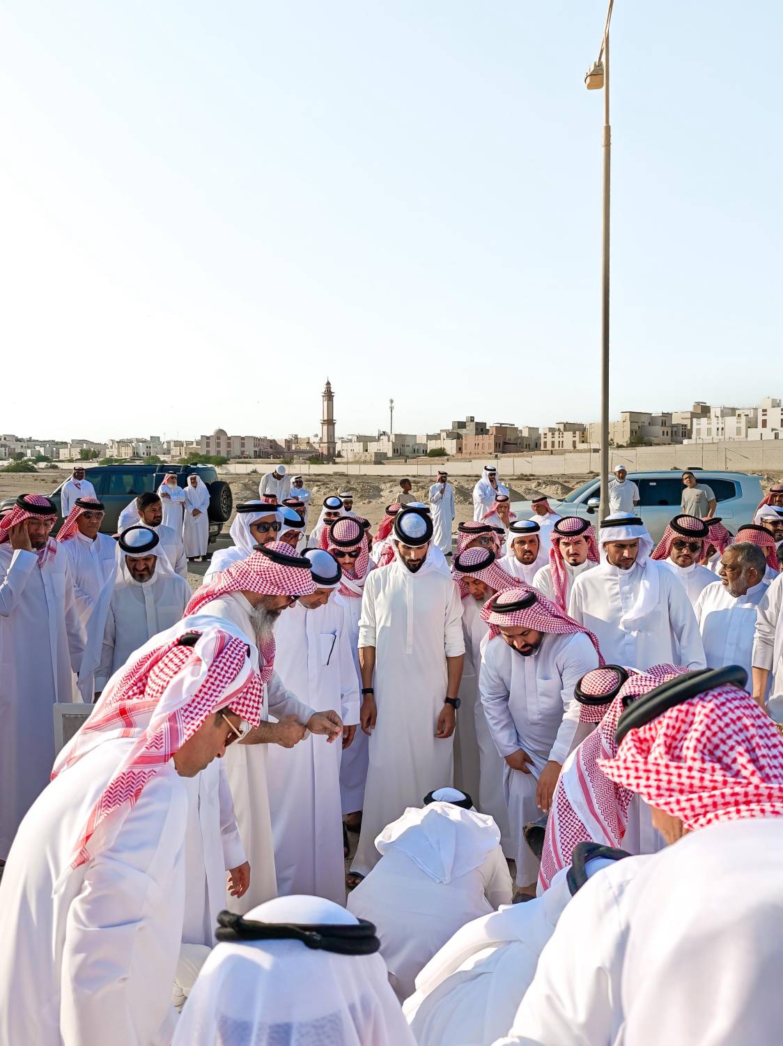 ناصر بن حمد يشارك في مراسم دفن الفقيد ماجد بن صياح العلاق النعيمي