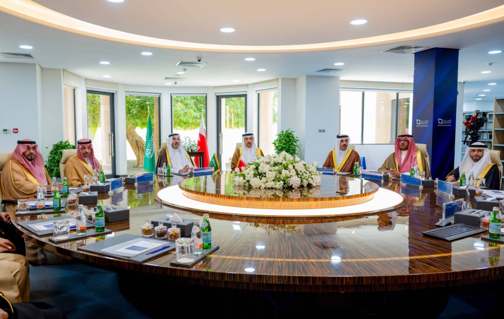 الأمير فيصل بن سلمان يزور &laquo;دراسات&raquo; ويؤكد عمق العلاقات السعودية البحرينية