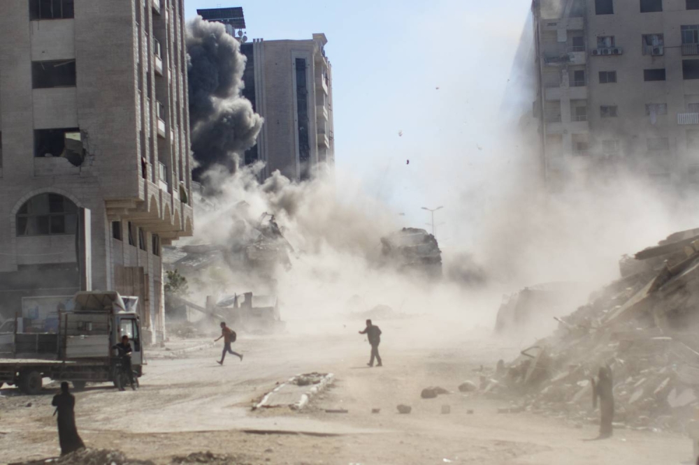 الجيش الإسرائيلي يوسع غاراته على غزة من أجل إجبار السكان على النزوح غرباً