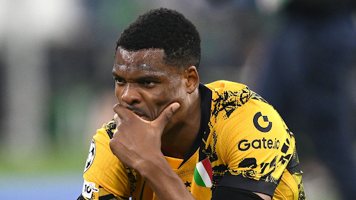 مانشستر سيتي ينافس برشلونة على صفقة دينزل دومفريس