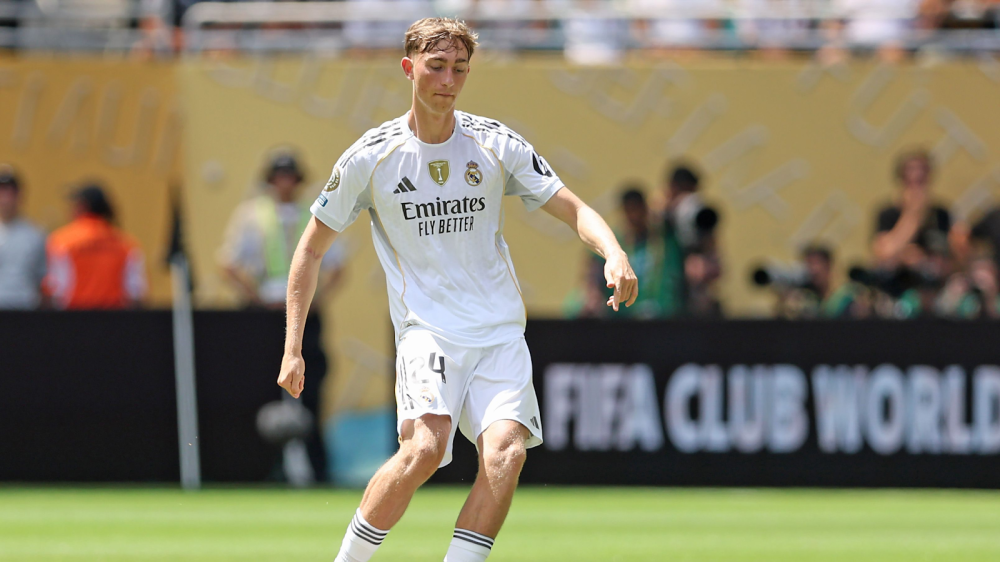 تحركات رسمية من ريال مدريد لإلغاء طرد مدافعه دين هويسن أمام ريال سوسيداد