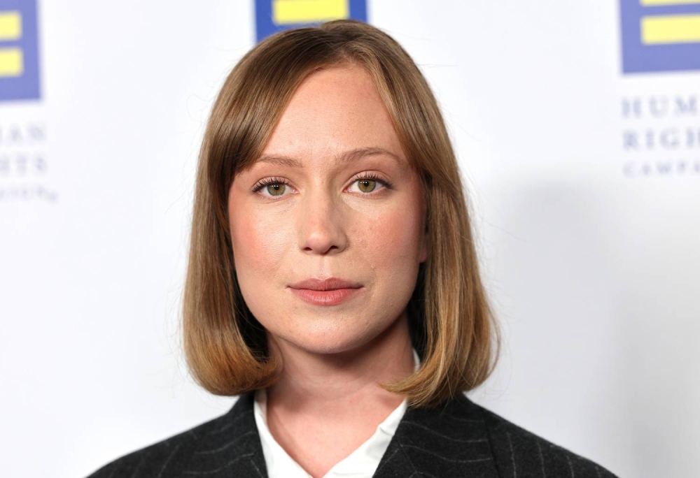 الممثلة الأمريكية هانا أينبندر تهتف لتحرير فلسطين من على منصة تتويجها بجائزة الإيمي العالمية