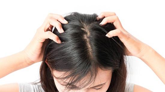 ودّعي القشرة وانسداد المسام.. أسرار تنظيف فروة الرأس لنمو شعر قوي