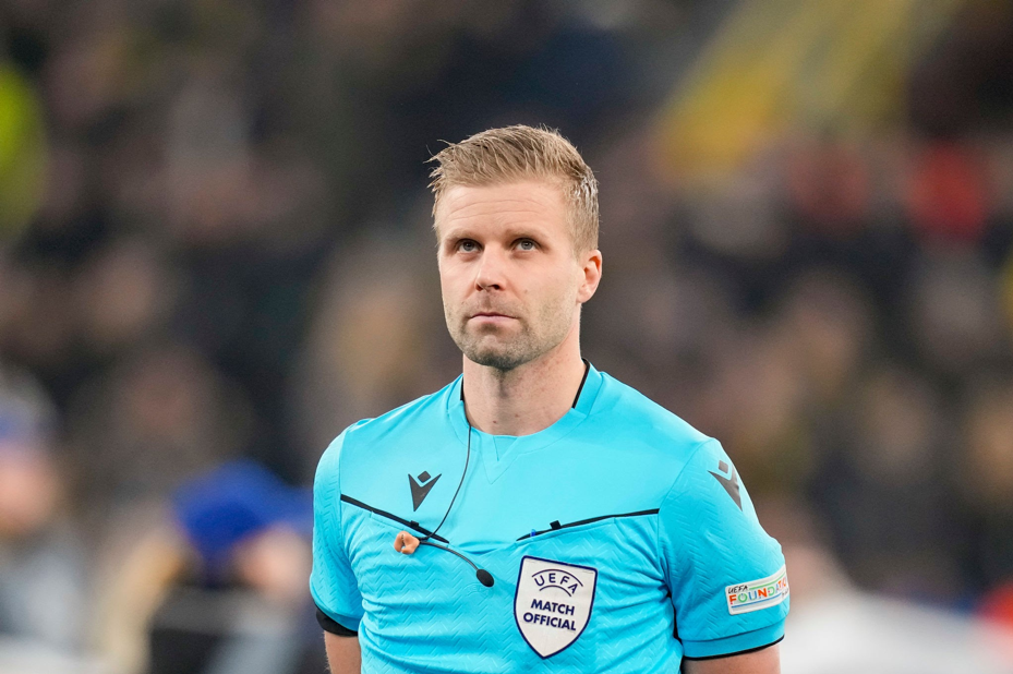الحكم جلين نيبيرج يدير مباراة نيوكاسل ضد برشلونة بدوري أبطال أوروبا