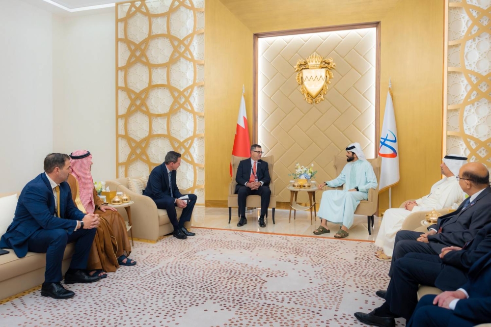 ناصر بن حمد يستقبل رئيس شركة "هاليبرتون" ويشيد بدورها في تطوير الخدمات النفطية