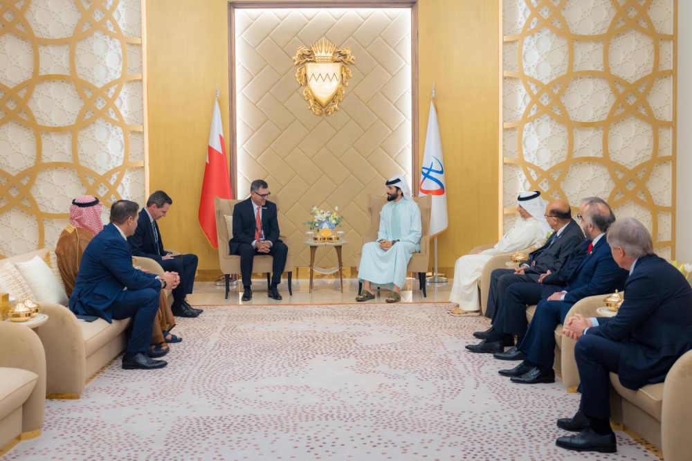 ناصر بن حمد يستقبل رئيس شركة "هاليبرتون" ويشيد بدورها في تطوير الخدمات النفطية