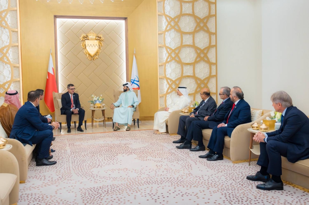 ناصر بن حمد يستقبل رئيس شركة "هاليبرتون" ويشيد بدورها في تطوير الخدمات النفطية