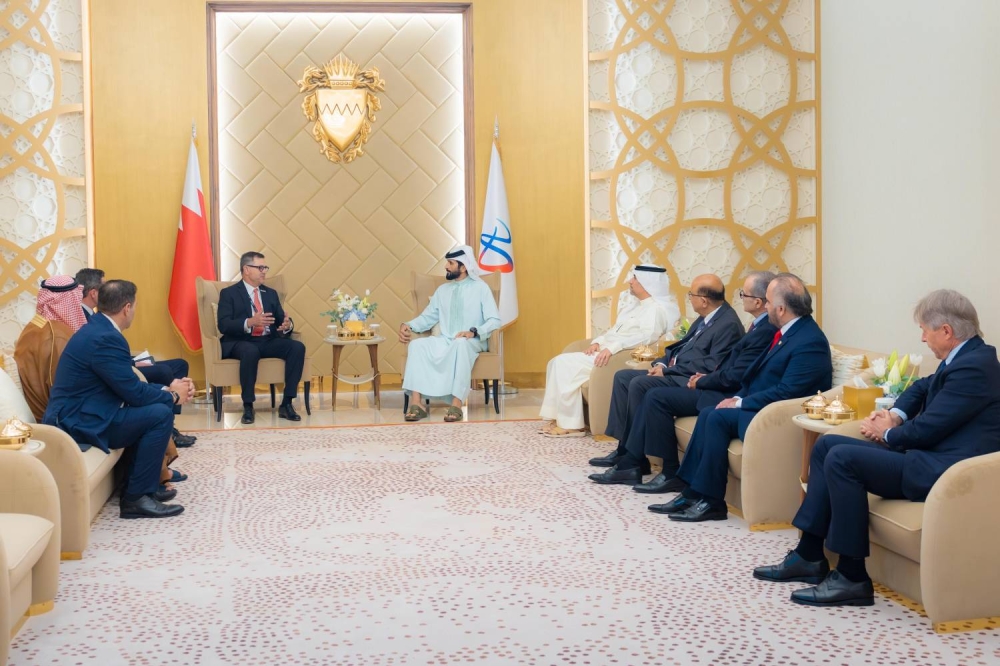 ناصر بن حمد يستقبل رئيس شركة "هاليبرتون" ويشيد بدورها في تطوير الخدمات النفطية