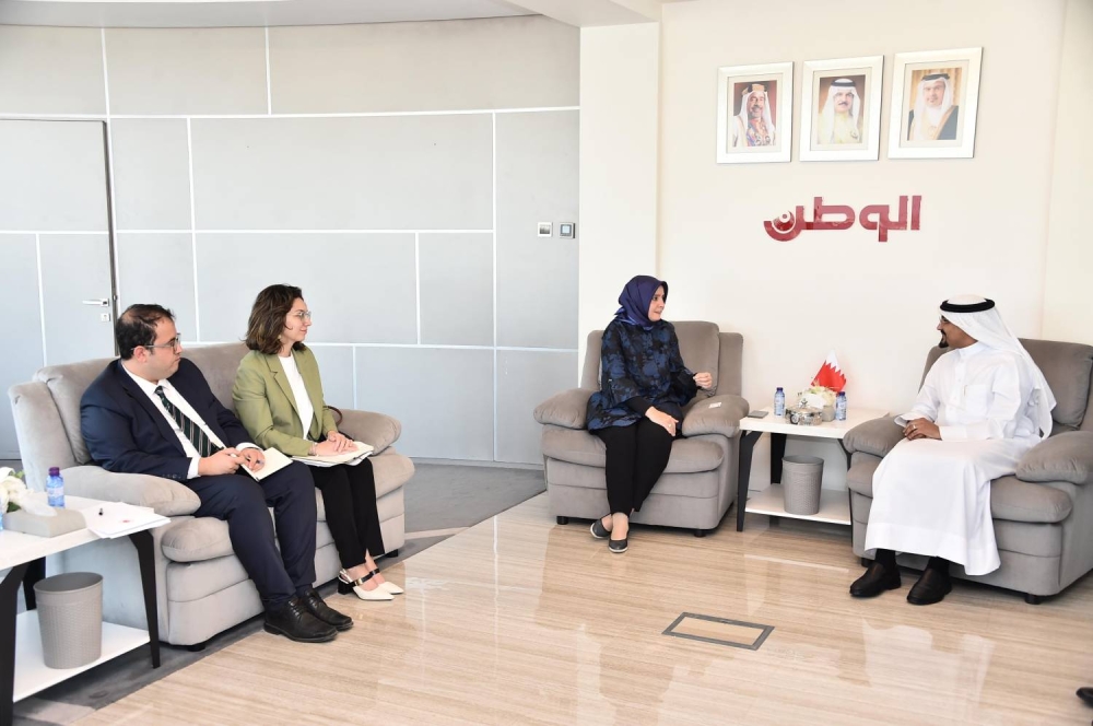 رئيس تحرير "الوطن" يستقبل السفيرة التركية في البحرين