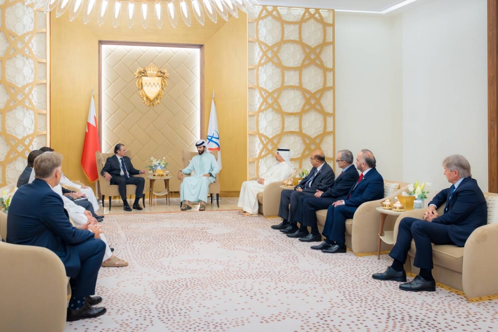 ناصر بن حمد يلتقي مع رئيس قسم الأصول الأساسية والبلدان الناشئة في شيفرون