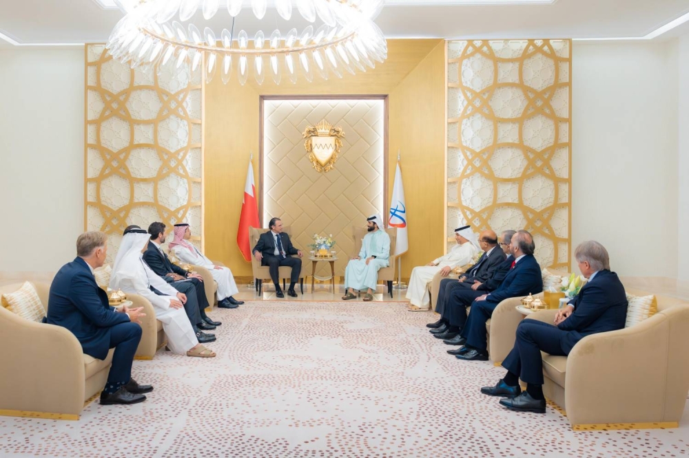 ناصر بن حمد يلتقي مع رئيس قسم الأصول الأساسية والبلدان الناشئة في شيفرون