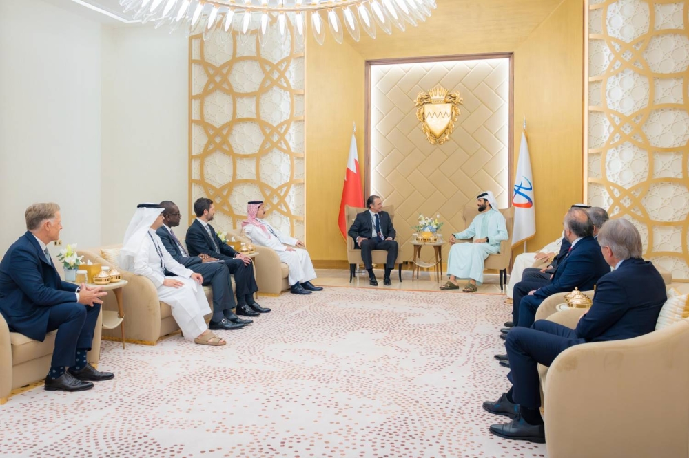 ناصر بن حمد يلتقي مع رئيس قسم الأصول الأساسية والبلدان الناشئة في شيفرون