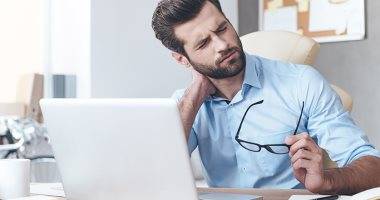 من آلام الرقبة لضعف الفقرات.. كيف يدمر الجلوس الطويل صحة ظهرك؟