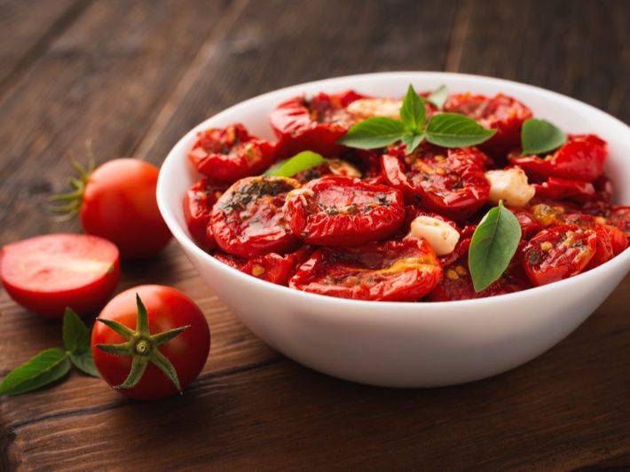 من الشمس إلى الفرن.. طرق سهلة لصنع الطماطم المجففة وتخزينها