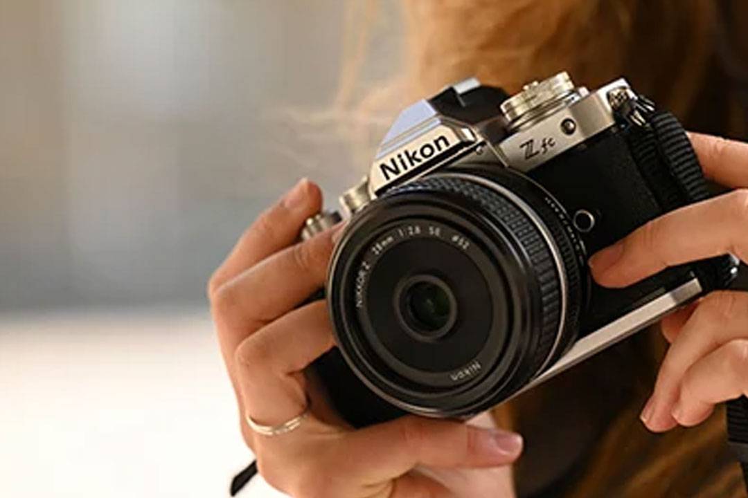 بتصميم كلاسيكي.. نيكون تطلق نسخة فضية من كاميرا Z f بدون مرآة
