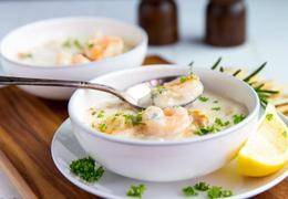 أطباق بحرية لا تقاوم.. دليلك لتحضير شوربة الجمبري الفاخرة بالكريمة والزعفران