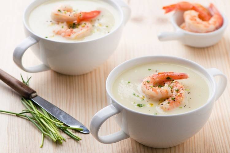 أطباق بحرية لا تقاوم.. دليلك لتحضير شوربة الجمبري الفاخرة بالكريمة والزعفران