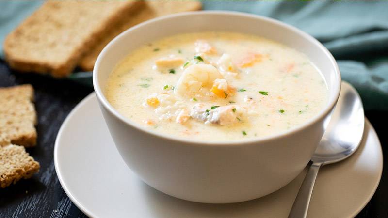 أطباق بحرية لا تقاوم.. دليلك لتحضير شوربة الجمبري الفاخرة بالكريمة والزعفران