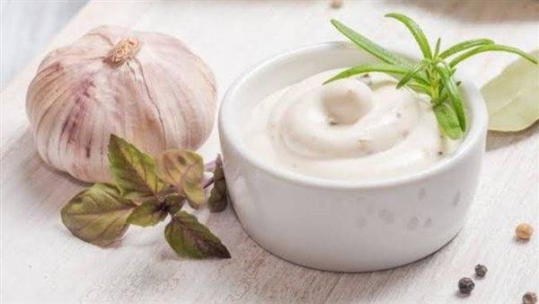 ثومية لذيذة في دقائق.. 5 وصفات سهلة بمقادير من المنزل