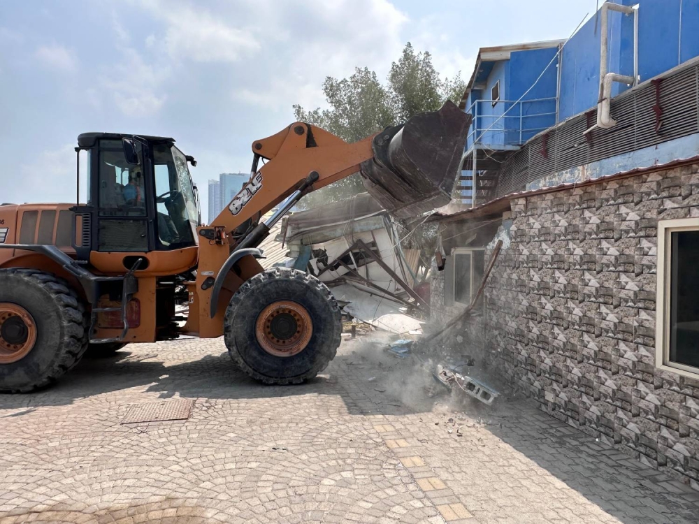 أمانة العاصمة تنفذ حكماً قضائياً بإخلاء مقر شركة في الساحل الشرقي