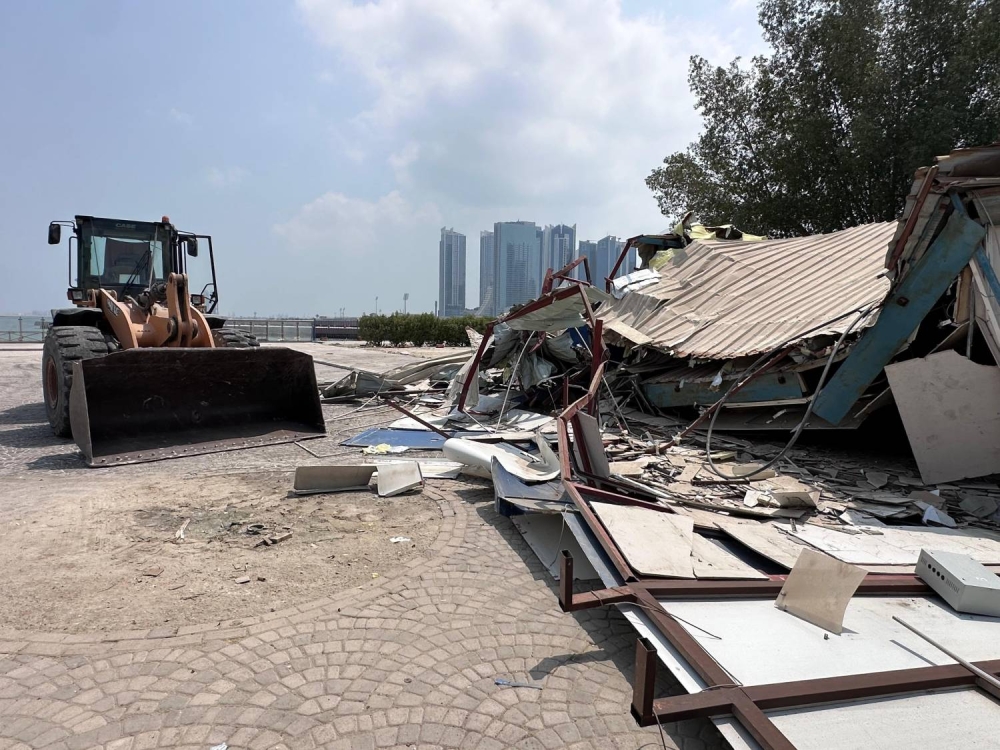 أمانة العاصمة تنفذ حكماً قضائياً بإخلاء مقر شركة في الساحل الشرقي