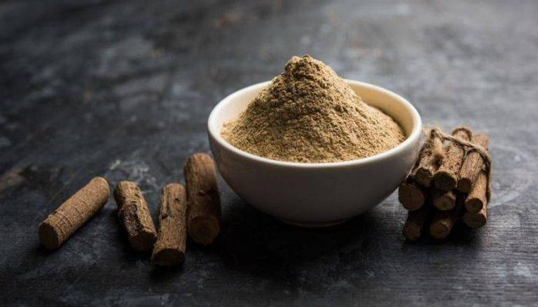 ماسك العرقسوس.. وداعًا للبقع الداكنة والهالات السوداء