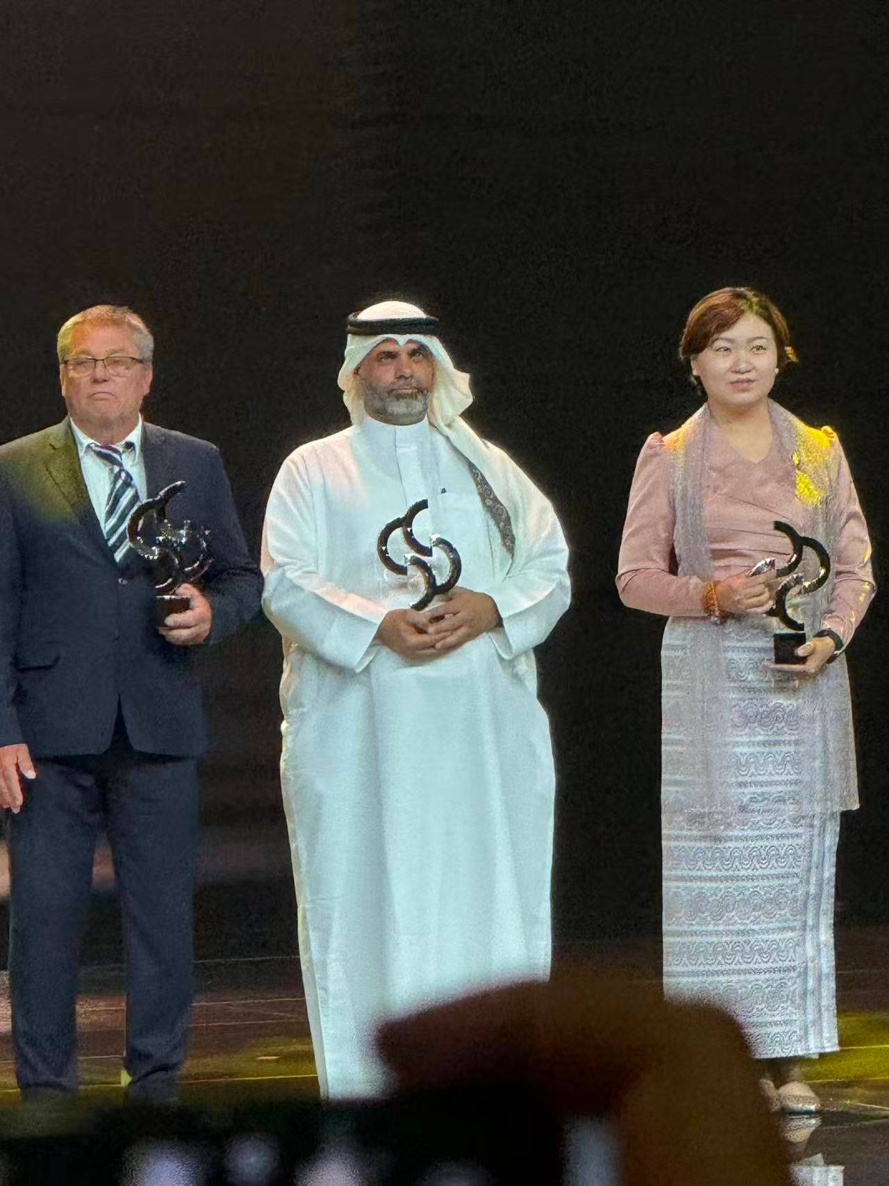 &laquo;الصحفيين البحرينية&raquo; تهنئ المصوّر عبدالرسول الحجيري لفوزه بجائزة أفضل صورة في منتدى التعاون الإعلامي بالصين