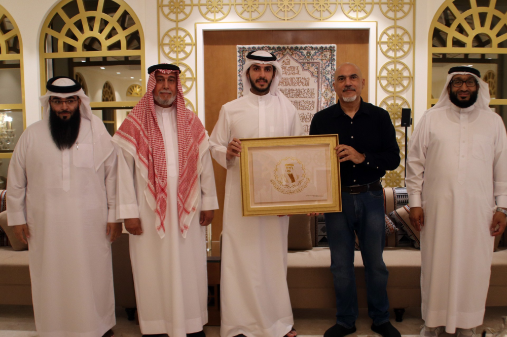 محمد بن راشد يستقبل الفائز بالشعار الجديد لجائزة خليفة بن سلمان القرآنية