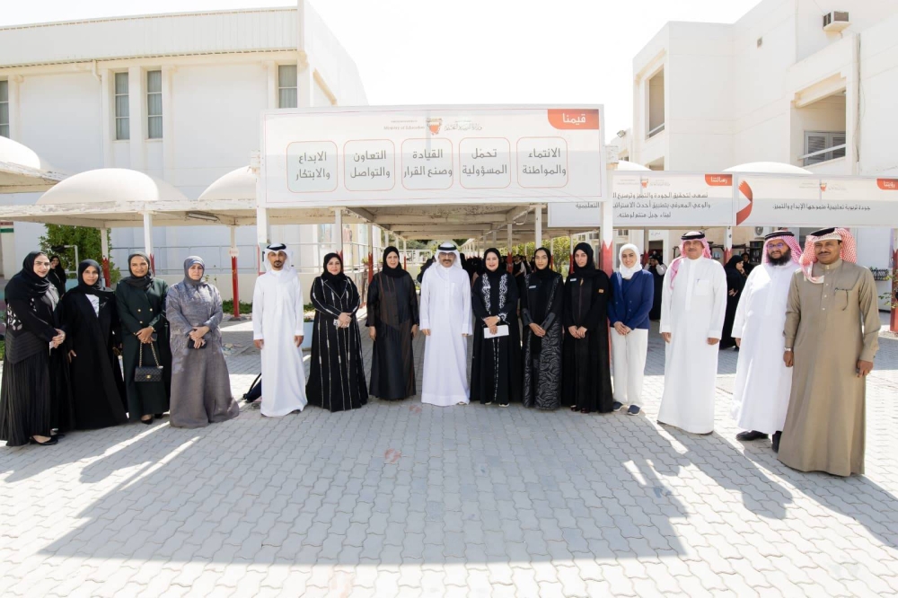 وزير التربية والتعليم يزور ثانويات الهداية الخليفية للبنين وسار والنور للبنات