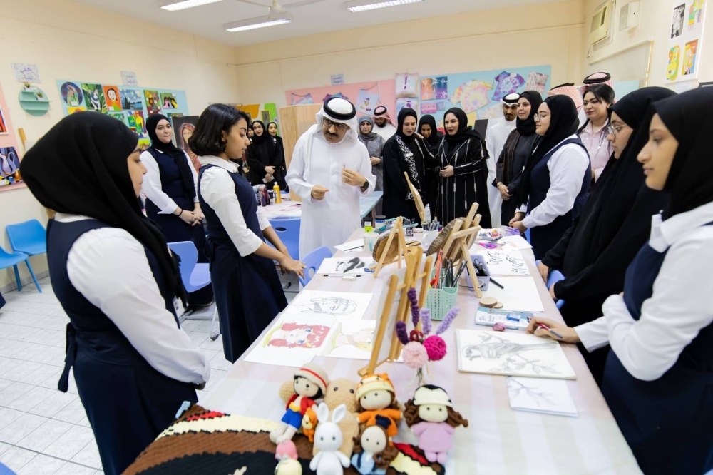 وزير التربية والتعليم يزور ثانويات الهداية الخليفية للبنين وسار والنور للبنات