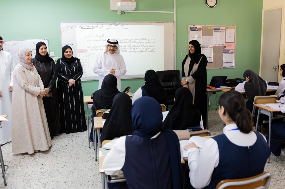 وزير التربية والتعليم يزور ثانويات الهداية الخليفية للبنين وسار والنور للبنات