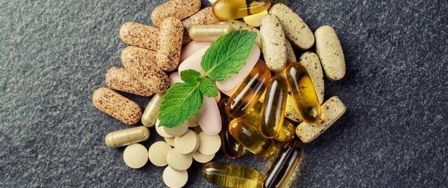 أضرار مكملات الفيتامينات.. متى تتحول الحبة الصحية إلى سم بطيء؟