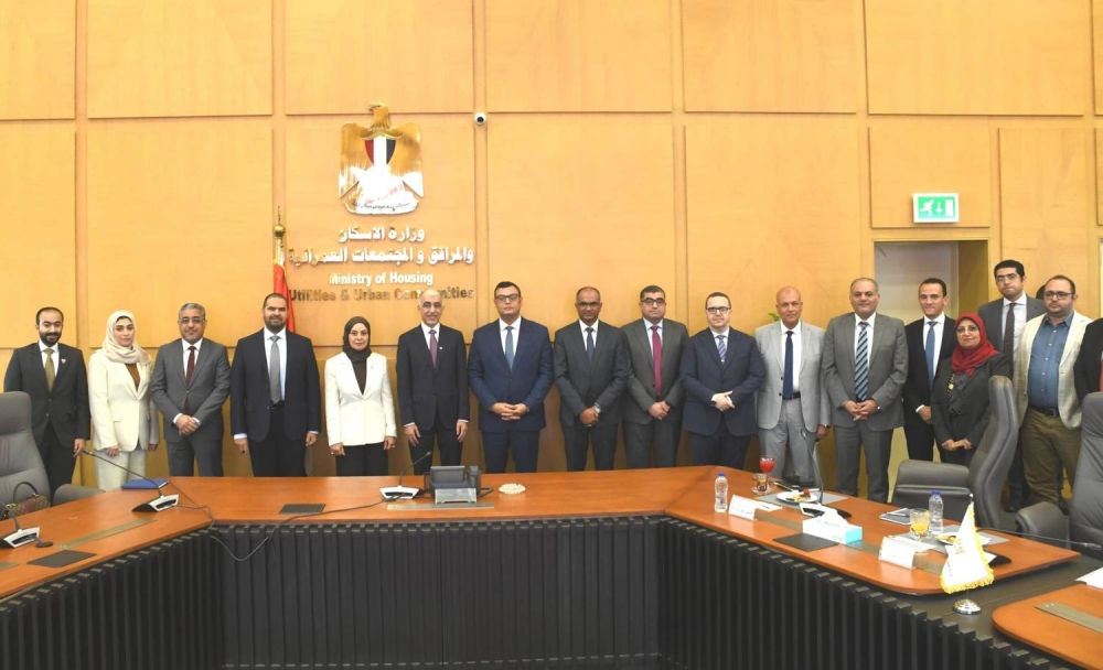 وزير الأشغال يبحث تعزيز التعاون في مجالات التنمية العمرانية والبنية التحتية مع مصر