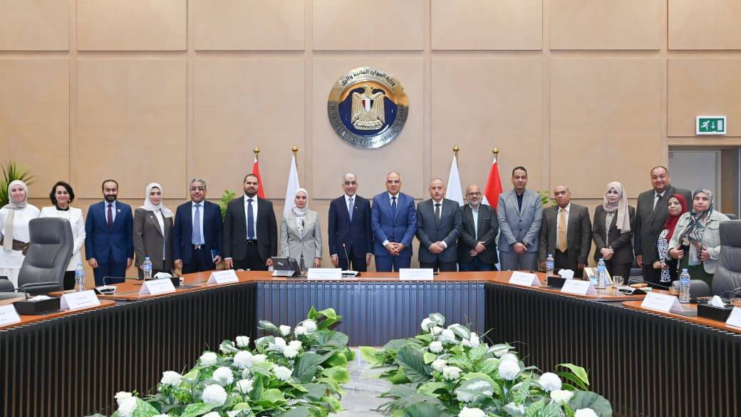 وزير الأشغال يبحث تعزيز التعاون في مجالات التنمية العمرانية والبنية التحتية مع مصر