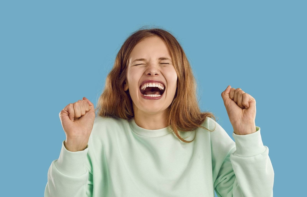 سر السعادة والنشاط.. كيف يعزز الضحك صحتك النفسية والجسدية؟