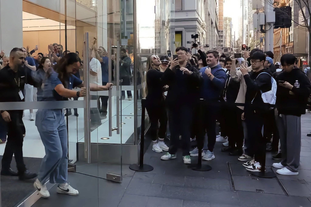 طوابير انتظار طويلة عند محلات &laquo;أبل&raquo; حول العالم في أول يوم من بيع &laquo;آيفون 17&raquo;