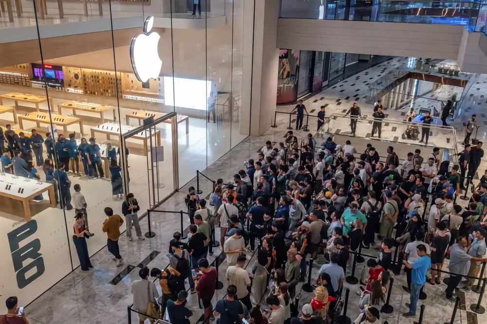 طوابير انتظار طويلة عند محلات &laquo;أبل&raquo; حول العالم في أول يوم من بيع &laquo;آيفون 17&raquo;