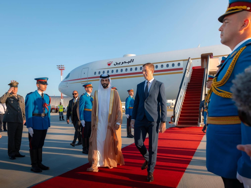 ناصر بن حمد يصل إلى جمهورية صربيا في زيارة رسمية