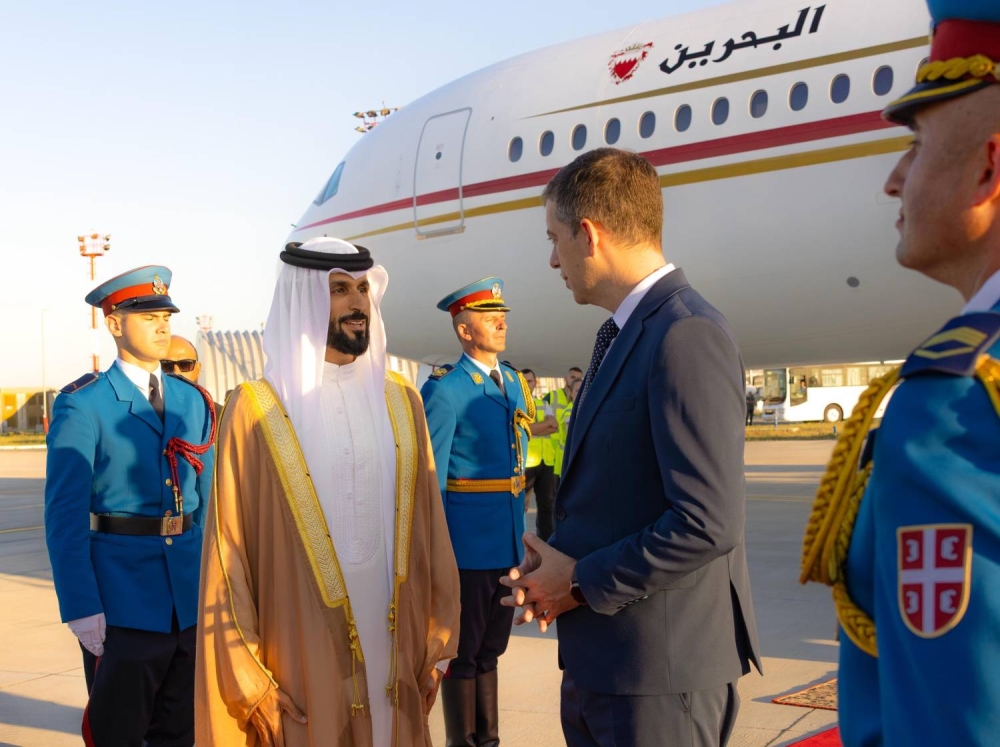 ناصر بن حمد يصل إلى جمهورية صربيا في زيارة رسمية