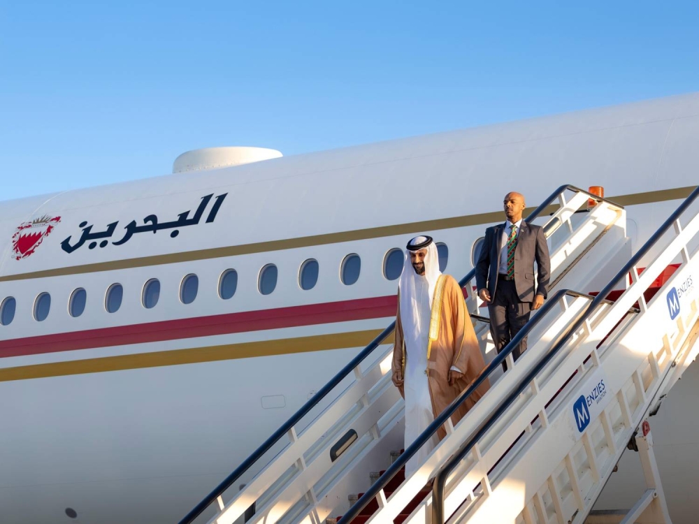 ناصر بن حمد يصل إلى جمهورية صربيا في زيارة رسمية