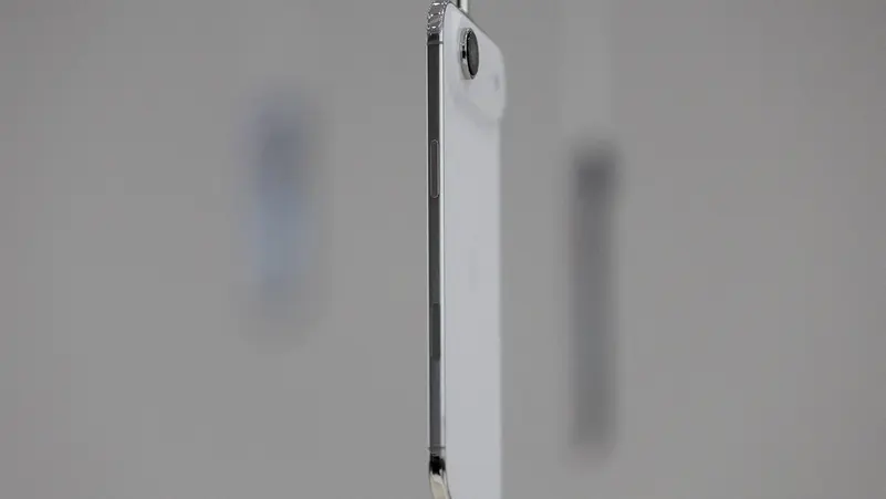 غير قابل للكسر.. آيفون إير يصمد أمام محاولات ثنيه وتحطيمه